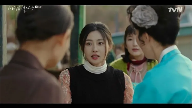 金雅羅（中）在《愛的迫降》飾演韓軍官私宅村的居民。翻攝tvN