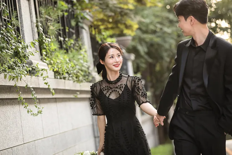 金雅羅（左）嫁給教會認識的圈外男友。翻攝金雅羅IG