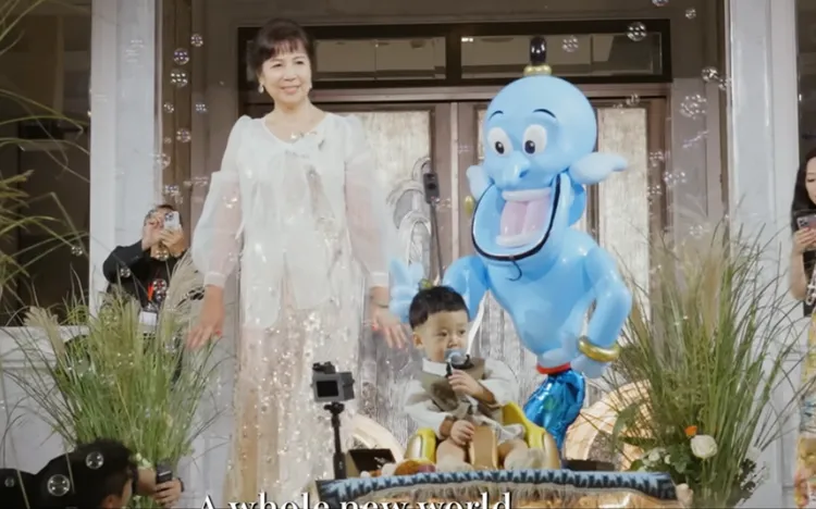 木木坐著阿拉丁神燈超萌進場。翻攝野人七號部落YT