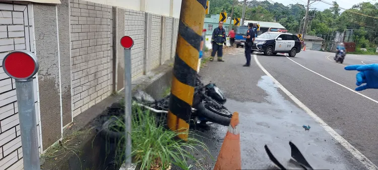 重機疑自撞電線桿。民眾提供