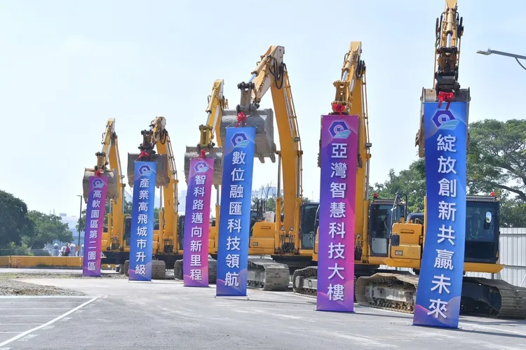 六輛挖土機同時啟動，並吊掛工程祝賀布條。政院提供