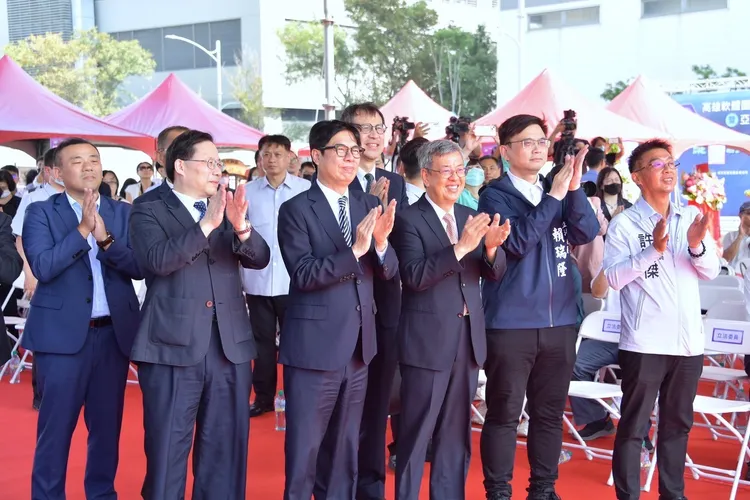 陳建仁及政院發言人林子倫、經濟部次長林全能、高雄市長陳其邁、立委賴瑞隆及許智傑等人出席