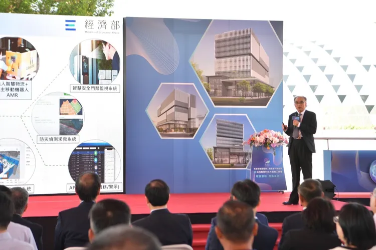 經濟部產業園區管理局長楊伯耕說明軟園開發過程。政院提供