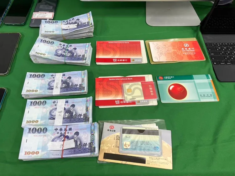 警方在通訊行內起出現金等證物。民眾提供