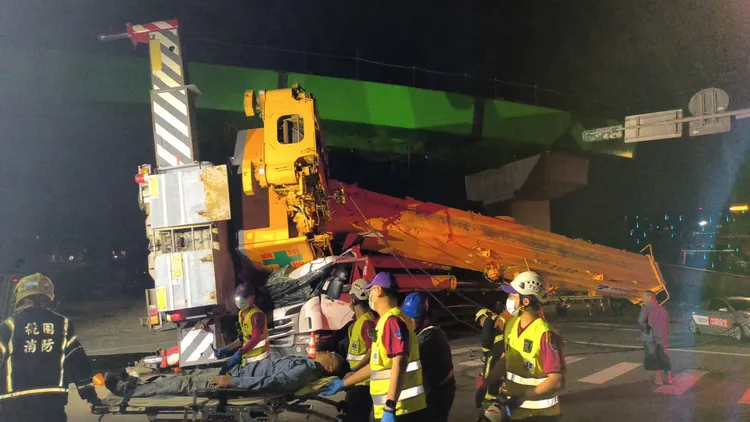 事故現場，吊車駕駛送醫。大園警分局提供