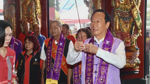 參選門票到手！郭台銘高呼「改變時機到了」　神明前允諾給台灣一個未來