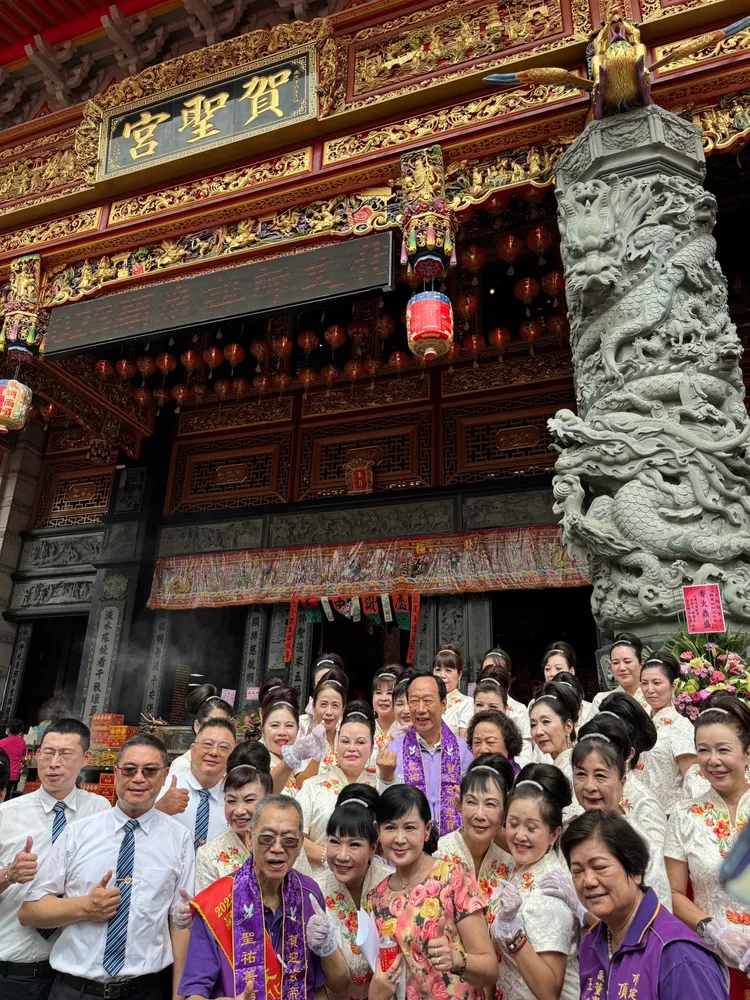 郭台銘跟廟方人員合影。彭欣偉攝