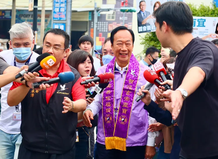 郭台銘昨宣布連署過關，今早立即展開參拜行程。彭欣偉攝