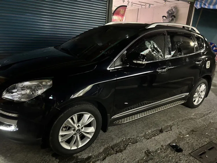 首頁 / 社會
東港華僑市場代煮業者糾紛 雙方互毆砸車14人送辦
2023/10/24 13:17（10/24 13:41 更新）
屏東縣東港鎮華僑市場前23日深夜發生群眾鬥毆、砸車衝突，警方表示，經調查雙方因市場內的代煮糾紛而相約談判，24日清晨將涉案14人查獲到案。（屏東縣東港警分局提供）中央社