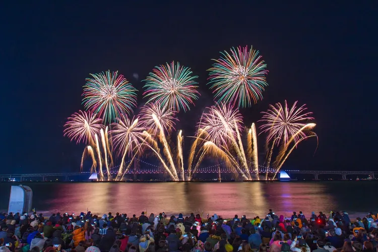 可樂旅遊特取沙灘最佳視野區域，遊客可舒適賞煙花。可樂旅遊提供