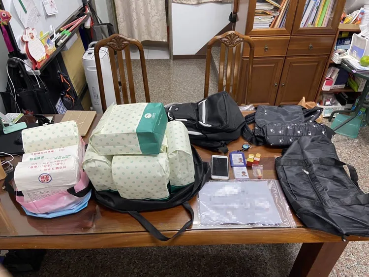 警方趁車手面交點收鉅款，上前壓制並控制行動。讀者提供