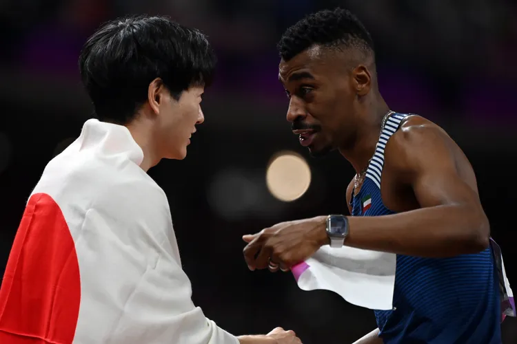 科威特雅各布（右）、日本高山峻野互道恭喜。新華社