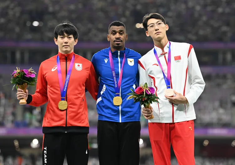 科威特雅各布（中）、日本高山峻野（左）並列金牌，中國徐卓一（右）銅牌。新華社