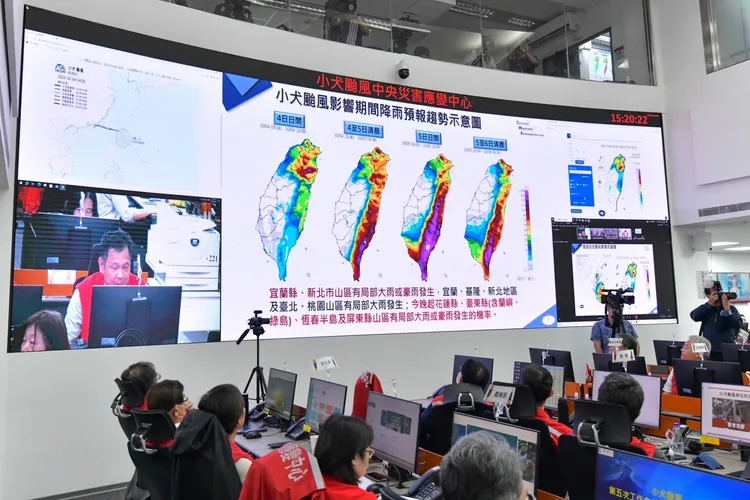 陳建仁聽取各組報告颱風整備情形。政院提供