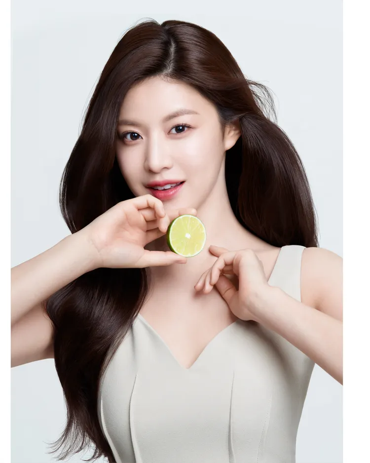 高允貞被封為韓國新一代女神。品牌提供