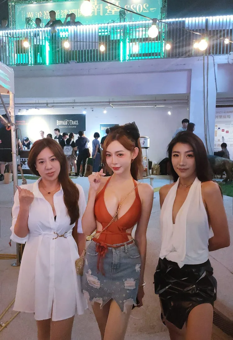 長瀨昆妮率性斜背包包，但鍊條的位置太犯規。翻攝自長瀨昆妮臉書