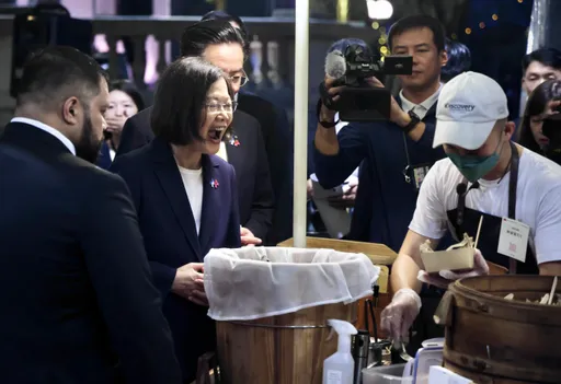 蔡英文、賴清德陪外賓逛國慶酒會　蔡大啖油飯指定要加這味