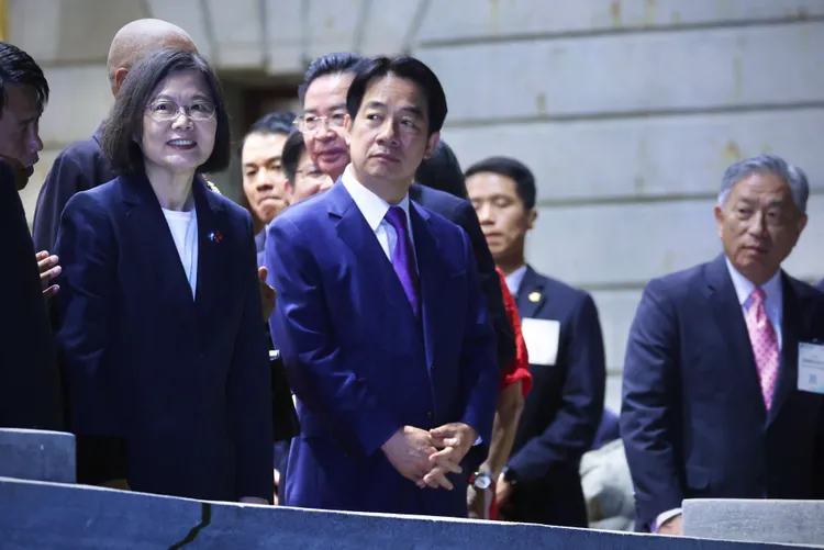 蔡英文跟賴清德等人觀賞湖旁的舞蹈展演。林林攝