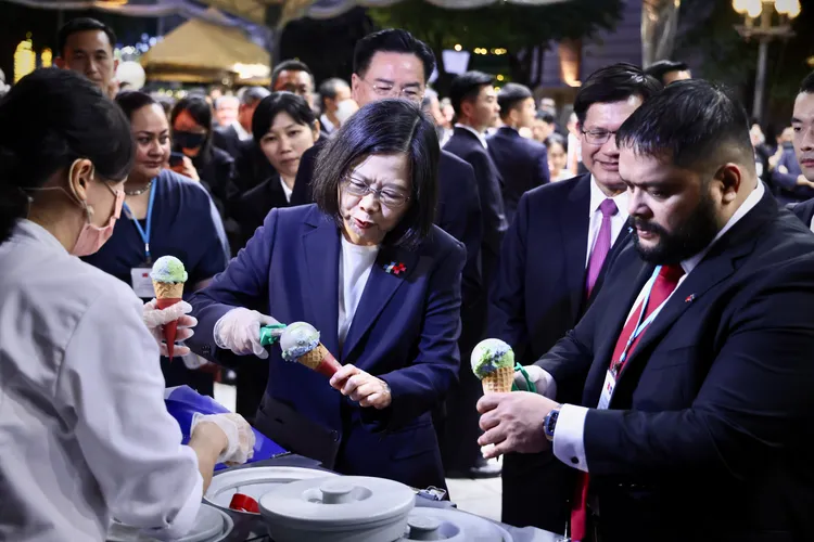 蔡英文跟諾魯總統昆洛斯自己操作挖冰淇淋。林林攝
