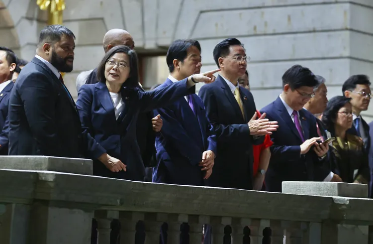 蔡英文跟賴清德等人觀賞湖旁的舞蹈展演。林林攝