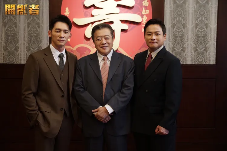 江宏恩（右）在《開創者》與温昇豪飾演兄弟檔，中為演出兩人父親的林在培。中視提供