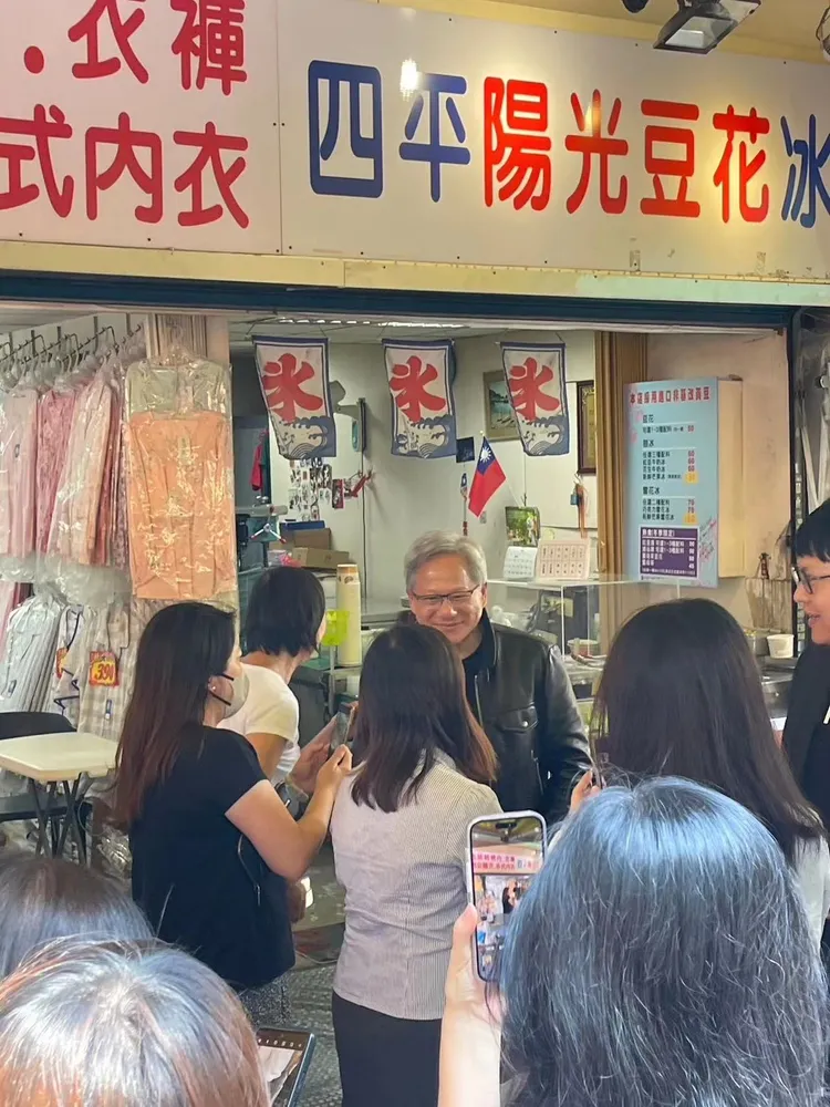 黃仁勳今天現身四平街陽光豆花冰店，親切與民眾合照。讀者提供