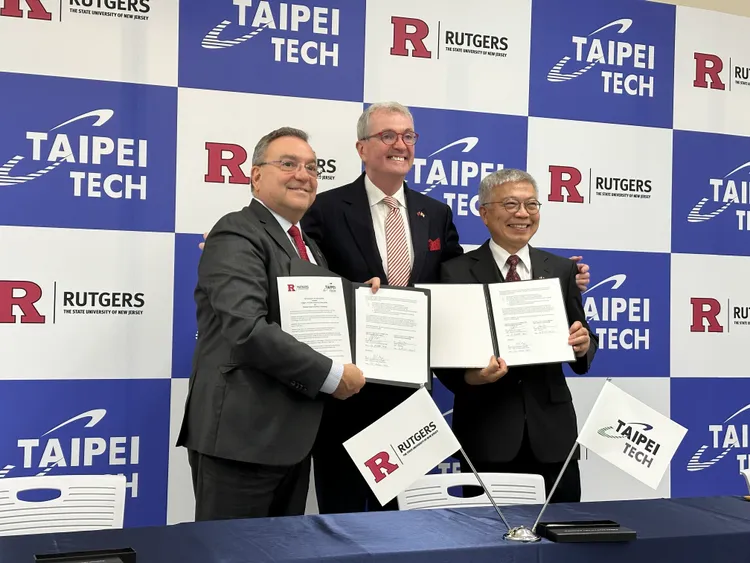左起羅格斯大學副校長卡爾喀多、美國紐澤西州州長墨菲、北科大校長王錫福。王良博攝