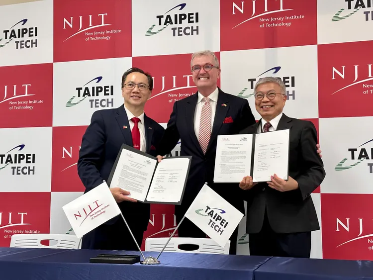 左起紐澤西理工學院校長Teik C. Lim、美國紐澤西州州長墨菲、北科大校長王錫福。王良博攝