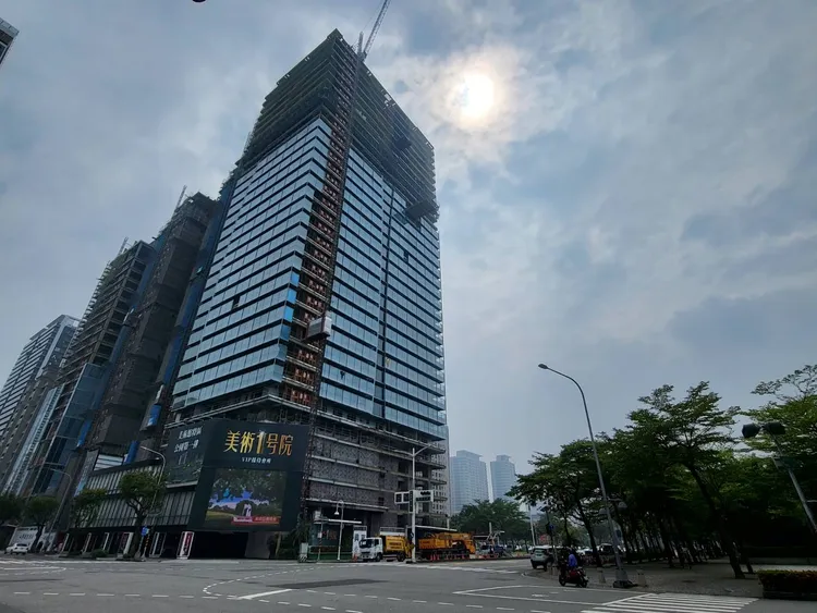 「美術1号院」屬地上33樓超高建築，結構採SRC加SC鋼骨結構，搭配美國ITT阻尼器與BRB斜撐雙制震。葉家銘攝