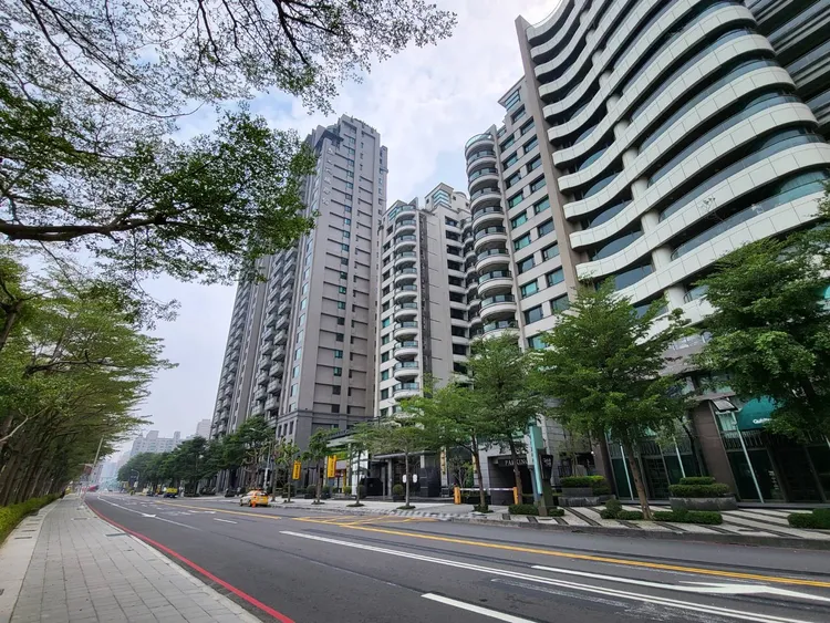 美術館特區具備美術公園首排景觀機能大樓不多，即便是中古屋釋出量極少，整區不到20戶。葉家銘攝