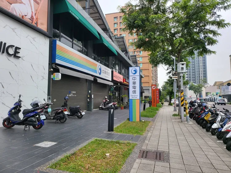 區內包括明誠路與青海路沿線商店密集，生活機能佳。葉家銘攝