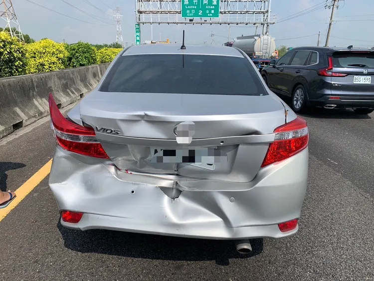 轎車遭推撞，車尾凹陷。警方提供