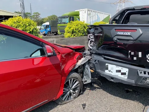 國1高雄段4車連環撞!23歲女子這原因肇事 車流回堵40分鐘