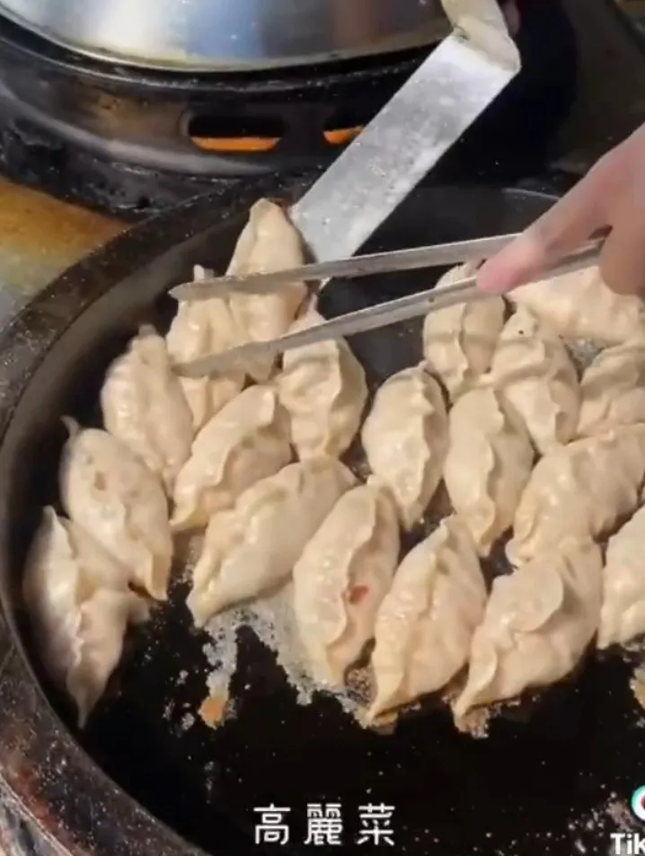 巨無霸煎餃,焦香外酥內餡多。TikTok@maysun_boy 提供