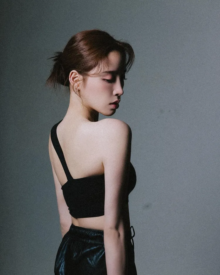 資深藝人歐陽龍、傅娟長女、27歲的歐陽妮妮因為有著甜美的外貌與清新脫俗的氣質，一直受到各界的高度關注。翻攝《歐陽妮妮》粉絲頁