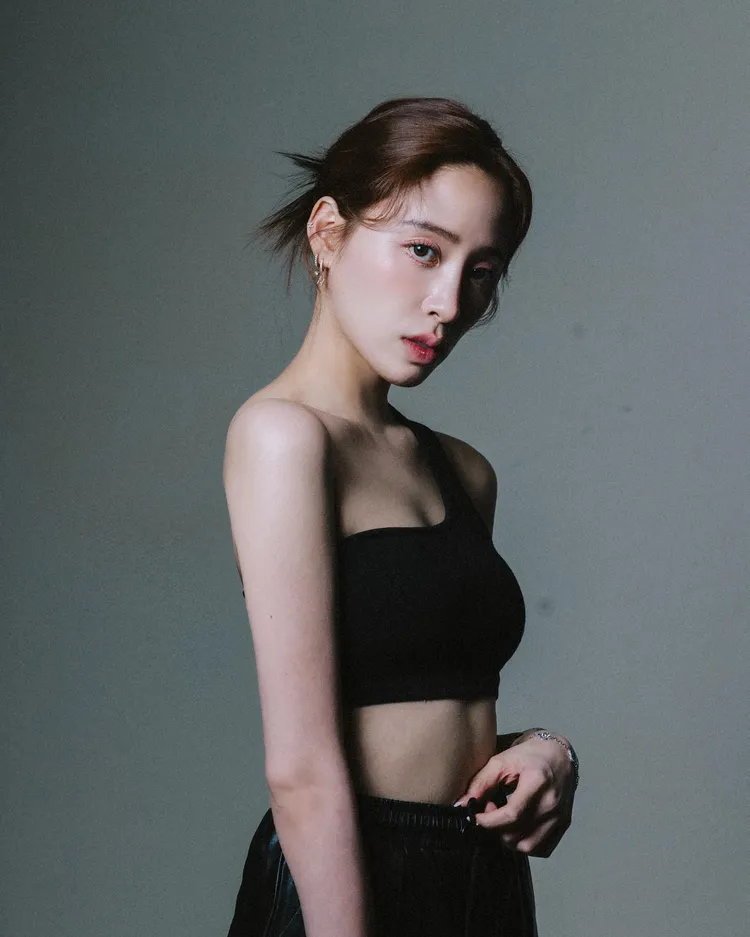 資深藝人歐陽龍、傅娟長女、27歲的歐陽妮妮因為有著甜美的外貌與清新脫俗的氣質，一直受到各界的高度關注。翻攝《歐陽妮妮》粉絲頁