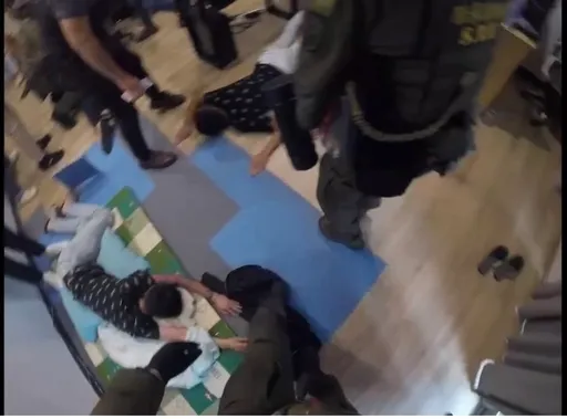 紐約25歲金融美貌女身分攏係假 檢警調直搗戀愛投資機房畫面曝光