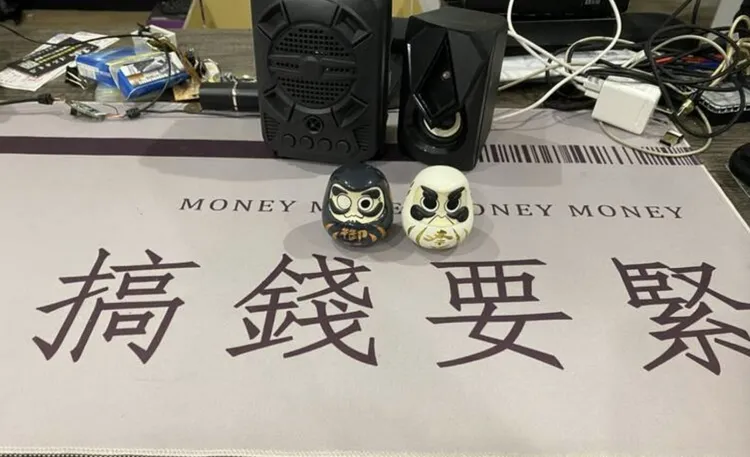 詐騙集團購買「搞錢要緊」滑鼠墊，當作名言來激勵員工繼續騙。翻攝畫面