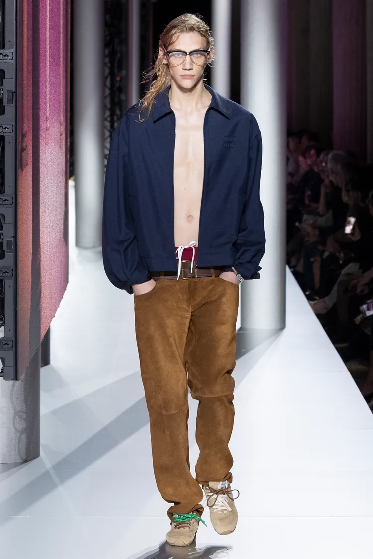 MIU MIU 2024春夏系列，Model穿上以New Balance 530為原型創作的鞋款。品牌提供