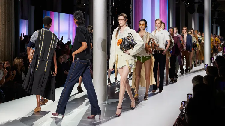 MIU MIU 2024春夏系列展現對美之反思定義的探索，也是對現代美的回應。品牌提供