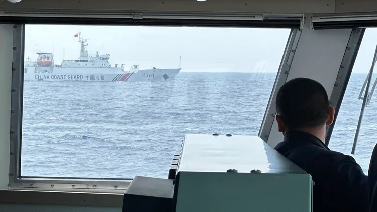 中國海警船4日阻擋菲國海巡艇接近仁愛暗沙。美聯社