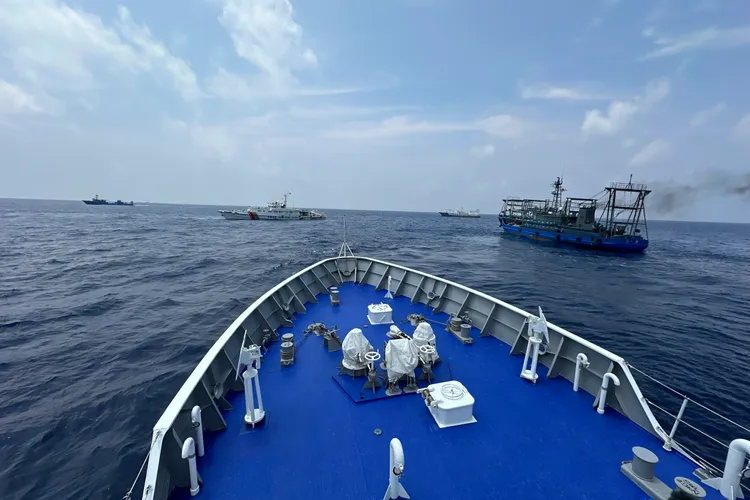 1艘中國海警船（左二）與3艘海上民兵船（右），阻止菲律賓海巡艇「斯丹崗號」接近。美聯社