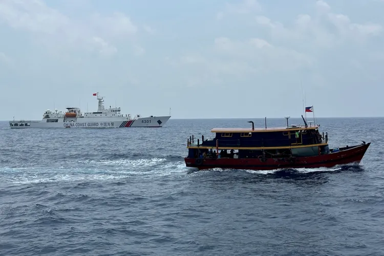 中國海警船（左）與海上民兵船（右）。美聯社