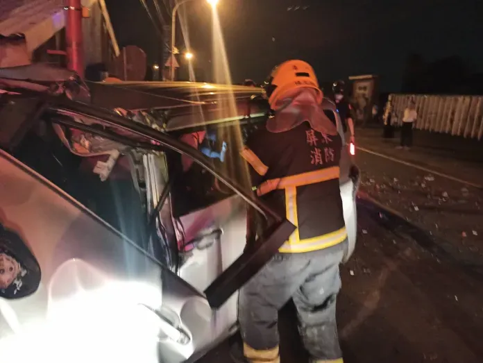 疑過彎不慎撞民宅，車頭全毀成廢鐵。翻攝記者爆料網