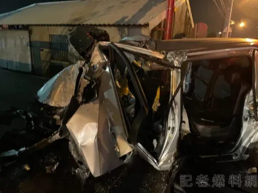 無照又酒駕撞民宅!車頭全毀成廢鐵 20歲男子載網友出遊喪命