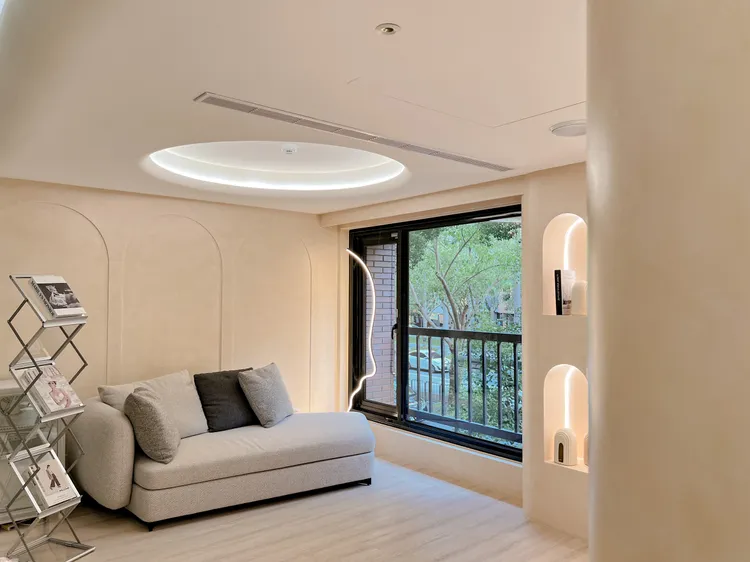 ▲維格醫美概念店設計以簡約色調為主，營造令人放鬆的氛圍(圖/維格醫美提供)