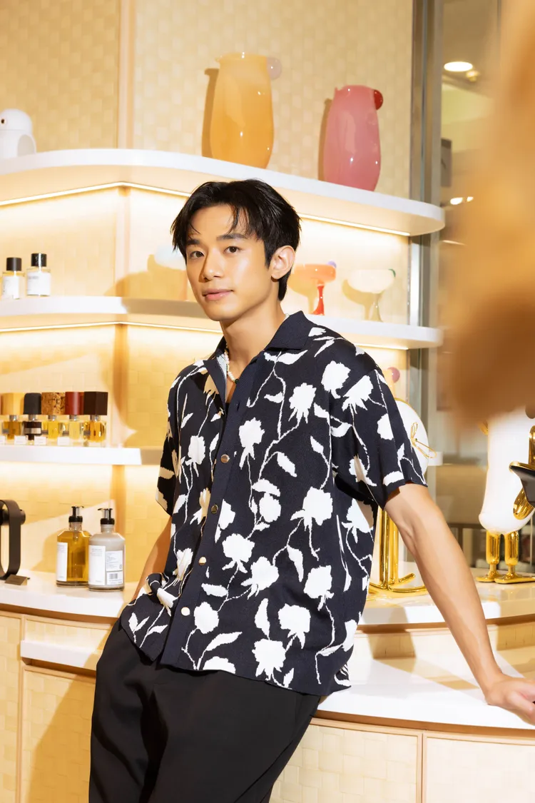 初孟軒身穿玫瑰印花短袖襯衫亮相。品牌提供