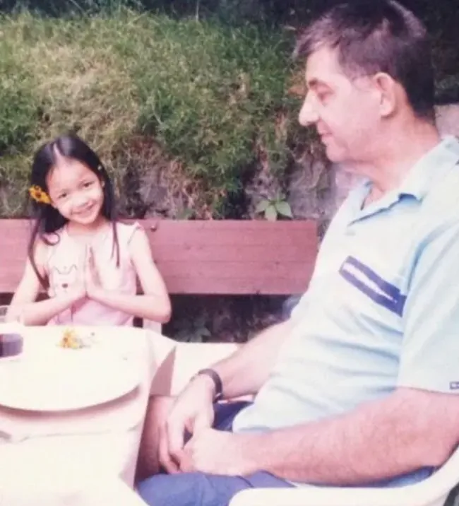 Lisa（左）從小喜歡跳舞，小時候和繼父合照。翻攝Marco Bruschweiler IG