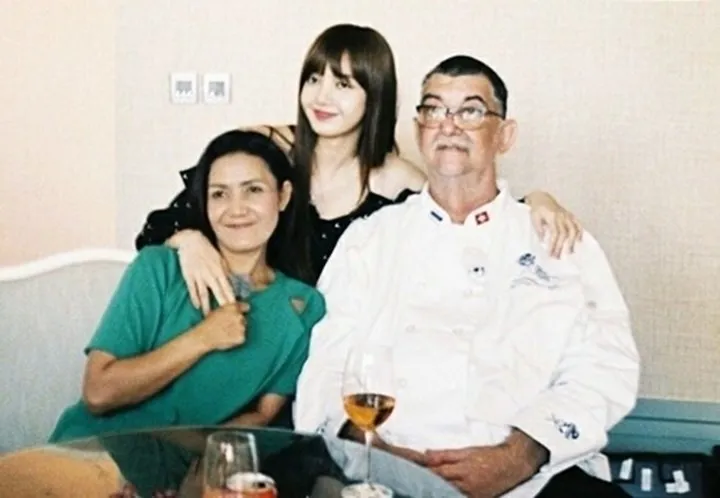 Lisa（中）家境富裕，母親是當地望族，繼父（右）是瑞士名廚。翻攝Marco Bruschweiler IG