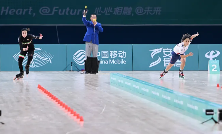 劉巧兮（右）與伊朗選手阿瑪迪爭金。新華社